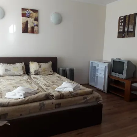 Апартаменти Cedar Self Catering
