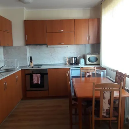 Апартаменти Cedar Self Catering *